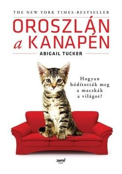 Abigail Tucker-Oroszlán a kanapén 